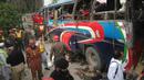 Kondisi bus rombongan pegawai pemerintahan usai diserang bom di Peshawar, Pakistan, Rabu (16/3). Bus yang membawa rombongan pegawai pemerintah ini menewaskan setidaknya 10 orang dan 27 lainnya terluka. (REUTERS/Fayaz Aziz)