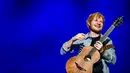 Ed Sheeran juga mengunggah fotonya bersama James Blunt di akun media sosial miliknya, difoto yang diunggahnya ia memberi keterangan yang menyatakan telah bertunangan. (Bintang/EPA)