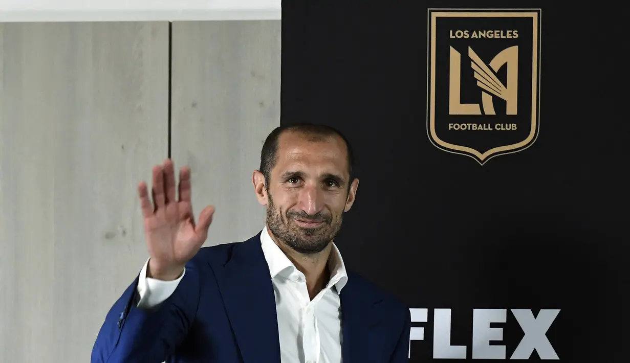 Bek Giorgio Chiellini melambaikan tangan saat diperkenalkan sebagai pemain Los Angeles FC selama konferensi pers di Banc of California Stadium di Los Angeles, California (29/6/2022). (Kevork Djansezian/Getty Images/AFP)