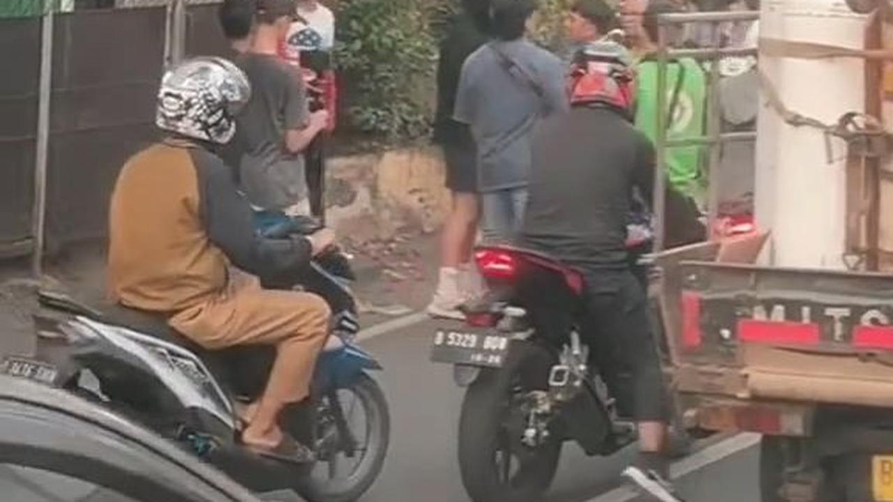 Aksi seorang konten kreator yang menghalau pengendara yang lawan arus kembali terjadi.