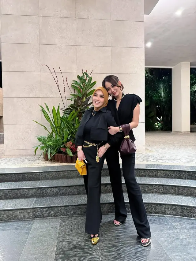 Gaya Syahrini Nonton Konser Cakra Khan di Singapura