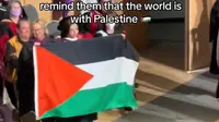 Seorang mahasiswa&nbsp;Wilfrid Laurier University, Kanada mengibarkan bendera Palestina saat wisuda. (dok. tangkapan layar video TikTok @clickfor1948 /https://www.tiktok.com/@clickfor1948/video/7307821415577816325)