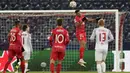 Bek Sevilla, Diego Carlos menyundul bola saat bertanding melawan RB Salzburg pada pertandingan Grup G Liga Champions di Salzburg, Austria, Kamis (9/12/2021). Salzburg menang tipis atas Sevilla dengan skor 1-0. (AP Photo/Lisa Leutner)