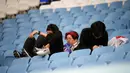 Suporter Jepang bereaksi setelah Kroasia mengalahkan Jepang pada pertandingan sepak bola babak 16 besar Piala Dunia 2022 di Stadion Al Janoub, Al Wakrah, Qatar, 5 Desember 2022. Jepang disingkirkan Kroasia dari Piala Dunia 2022 lewat adu penalti. (AP Photo/Eugene Hoshiko)
