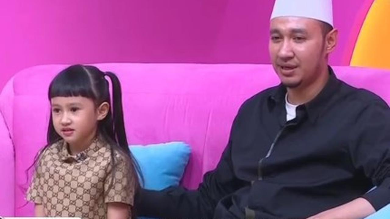 Ikut Tren Korea Kenakan Syal di Kepala, Ayu Ting Ting Kena Protes Anak Kartika Putri: Pakai Kerudungnya yang Bener Dong
