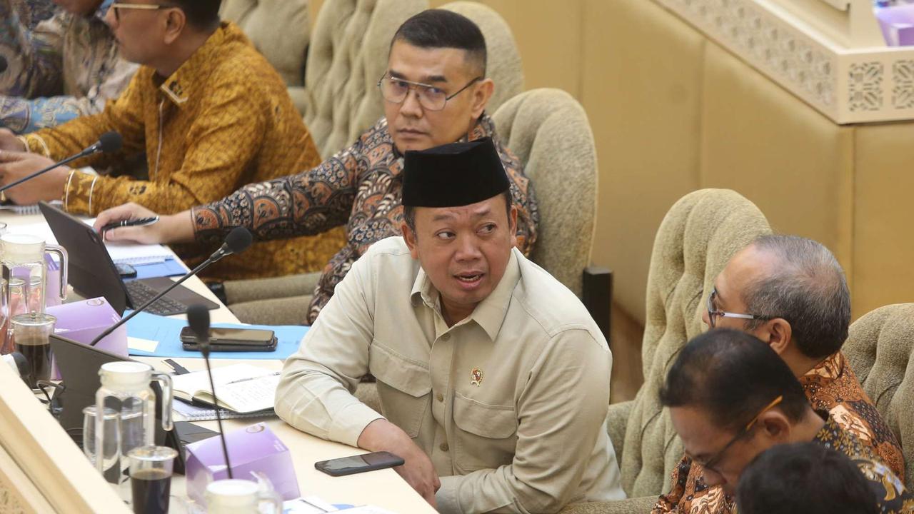 Menteri ATR Nusron Wahid rapat dengan Komisi II DPR terkait pagar laut