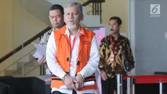 Ketua DPRD Kebumen, Cipto Waluyo berjalan keluar seusai menjalani pemeriksaan di Gedung KPK, Jakarta, Jumat (24/5/2019). Cipto Waluyo diperiksa sebagai tersangka kasus dugaan suap pengurusan anggaran Dana Alokasi Khusus (DAK) pada perubahan APBN Kabupaten Kebumen. (merdeka.com/Dwi Narwoko)