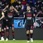 Pemain AC Milan Junior Messias (tengah) bersama Alessio Romagnoli dan Alessandro Florenzi merayakan golnya ke gawang Atletico Madrid pada laga Grup B Liga Champions di Stadion Wanda Metropolitano, Kamis, 25 November 2021. (AP Photo/Manu Fernandez)