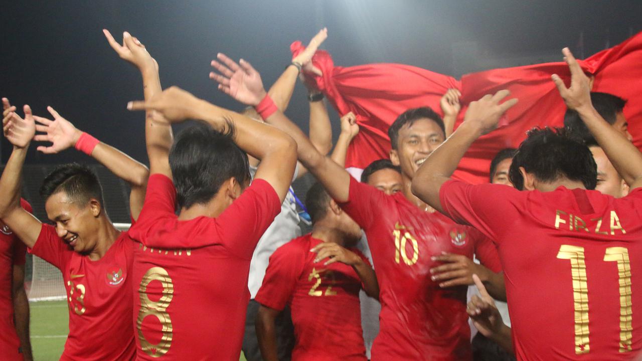 Para pemain Timnas Indonesia merayakan gelar juara Piala AFF U-22 2019 setelah mengalahkan Thailand pada laga final. (Bola.com/Zulfirdaus Harahap)
