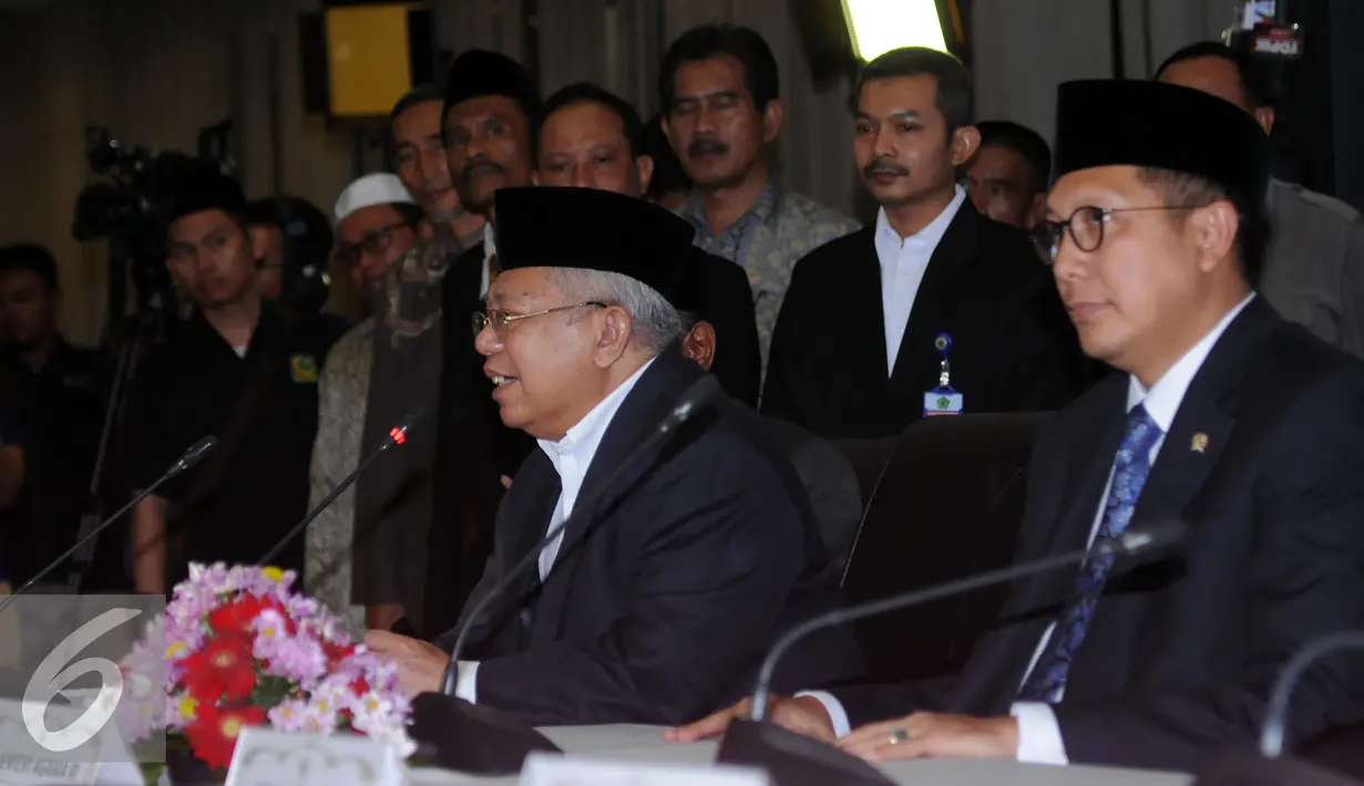 Ketua MUI, Ma'ruf Amin (kiri depan) bersama Menag Lukman Hakim Saifuddin saat menyampaikan hasil sidang Isbat awal Syawal di Jakarta, Senin (4/7). Berdasar sidang isbat, 1 Syawal 1437 H jatuh pada Rabu (6/7). (Liputan6.com/Helmi Fithriansyah)