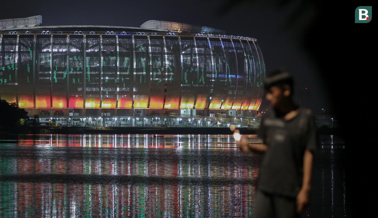 <p>Jakarta International Stadium (JIS) yang dilihat dari Danau Cincin, Papango, Tanjung Priok, Jakarta Utara, 19 April 2022. (Bola.com/Bagaskara Lazuardi)</p>