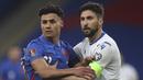 Striker Inggris, Ollie Watkins (kiri) mendapat pengawalan ketat dari bek San Marino, Mirko Palazzi dalam laga Kualifikasi Piala Dunia 2022 Zona Eropa Grup I di Wembley Stadium, London, Kamis (25/3/2021). Inggris menang 5-0 atas San Marino. (AP/Carl Recine/Pool)