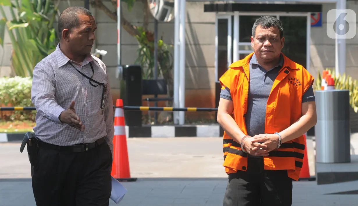 Kepala Dinas PUPR Kota Medan Isa Ansyari tiba untuk menjalani pemeriksaan di gedung KPK, Jakarta, Selasa (22/10/2019). Tersangka pemberi suap itu diperiksa perdana dalam kasus suap terkait proyek dan jabatan pada Pemerintah Kota Medan tahun 2019. (merdeka.com/Dwi Narwoko)