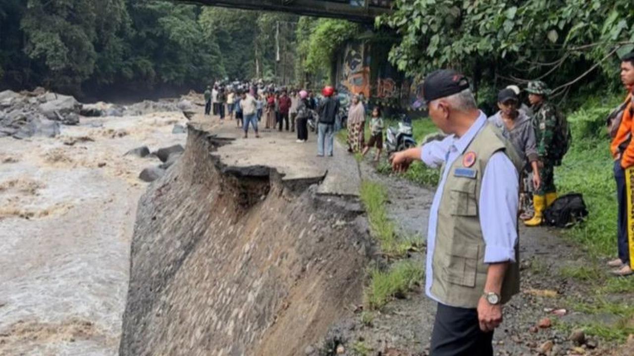 Terdapat 15 sungai yang berhulu di Gunung Marapi. Lima di antaranya dapat berdampak langsung ke masyarakat.