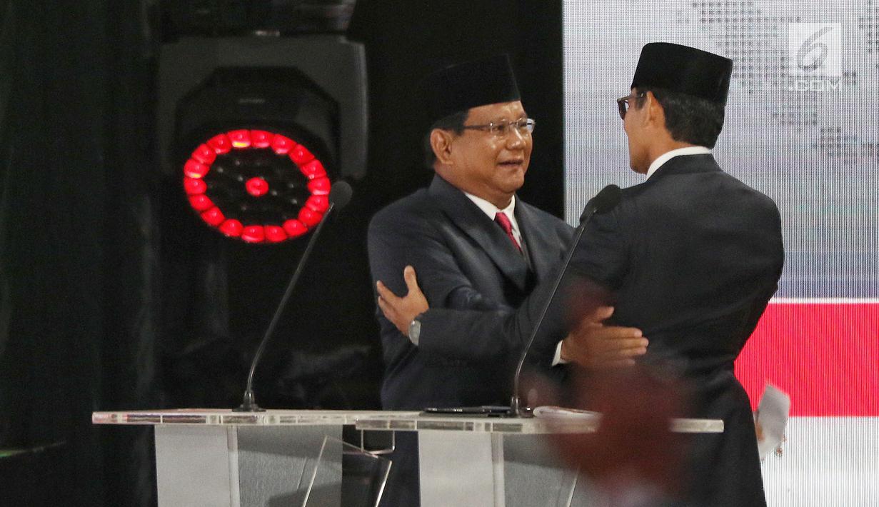 Capres dan Cawapres nomor urut 02 Prabowo Subianto-Sandiaga Uno berpelukan usai Debat Pilpres 2019 kelima di Jakarta, Sabtu (13/4). Debat kelima merupakan debat terakhir dalam masa kampanye yang mengambil tema Ekonomi, Kesejahteraan Sosial, Keuangan dan Investasi. (Liputan6.com/Johan Tallo)