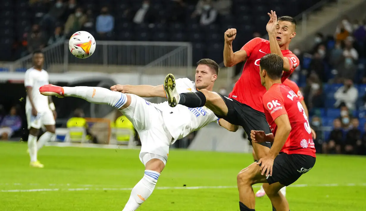 Penyerang Real Madrid Luka Jovic (kiri) melakukan tembakan ke gawang Mallorca pada jornada keenam La Liga Spanyol di Santiago Bernabeu, Kamis (23/9/2021) dini hari WIB. Real Madrid berpesta gol usai melibas Real Mallorca 6-1. (AP Photo/Manu Fernandez)
