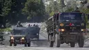 Konvoi tentara India bergerak di Jalan Raya Srinagar-Ladakh, Gagangeer, Srinagar, Kashmir, India, Rabu (9/9/2020). India dan China terlibat dalam kebuntuan yang menegangkan di wilayah gurun dingin Ladakh sejak Mei lalu. (AP Photo/Dar Yasin)