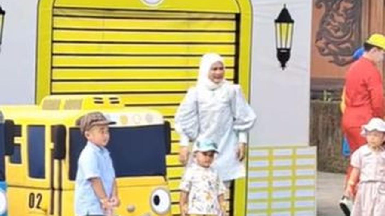 Netizen pun menyoroti penampilan sang ibu negara saat jalan-jalan tersebut.