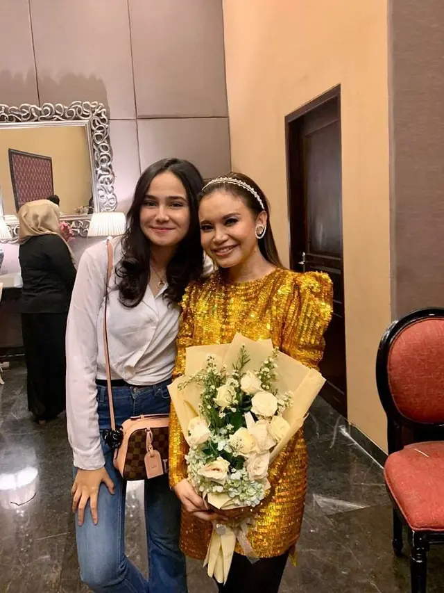 6 Potret Kebersamaaan Syifa Hadju dan Rossa, Disebut Mirip