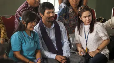 Petinju Filipina, Manny Pacquiao (tengah), saat mengunjungi terpidana mati Mary Jane (kiri) di ruang kunjung Lapas Wirogunan, Yogyakarta, Jumat, (10/7/2015). Ini kali pertama Manny Pacquiao mengunjungi terpidana mati Mary Jane. (REUTERS/Ignatius eswe)