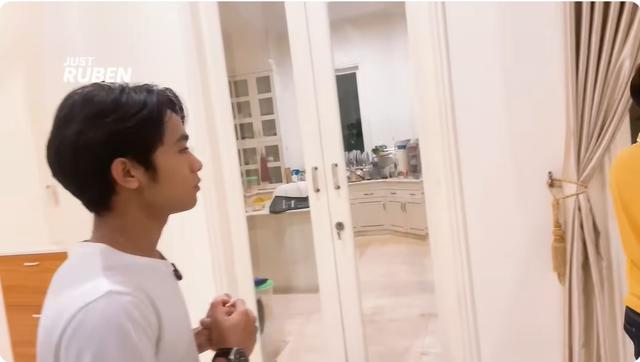 10 Potret rumah Ruben Onsu yang dipenuhi doa sehari-hari, jadi tempat belajar sekaligus ibadah