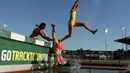 Seorang pelari putri terjatuh ke dalam air saat berlomba di nomor lari halang rintang 3000m dalam kejuaraan atletik AS Terbuka 2015 di Hayward Field, Oregon, AS. (25/6). (Andy Lyons/Getty Images/AFP)