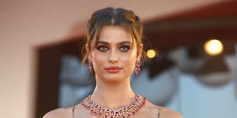 FOTO: Model Taylor Hill Tampil Cantik di Venice Film Festival 2020