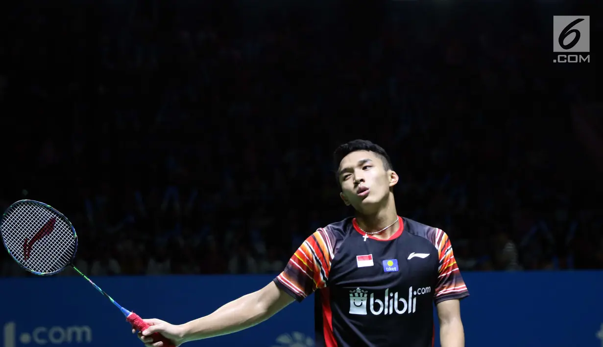 Pebulu tangkis tungal putra Indonesia, Jonatan Christie saat melawan Chou Tien Chen (Taiwan) di perempat final Indonesia Open 2019 di Istora Senayan, Jakarta, Jumat (19/7/2019). Jonatan Christie kalah 16-21, 21-18, 21-14. (Liputan6.com/Helmi Fitrhiansyah)