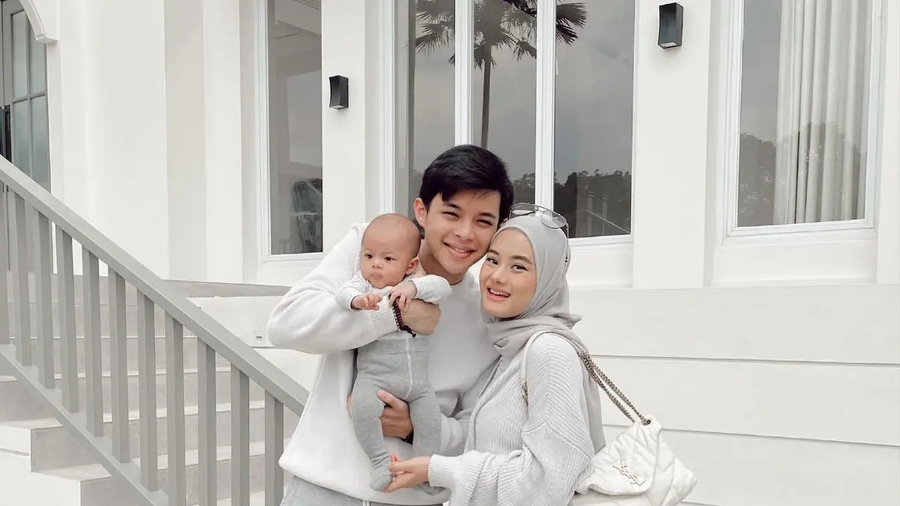10 OOTD Kompak ala Keluarga Dinda Hauw dan Rey Mbayang, Family Goals Panutan