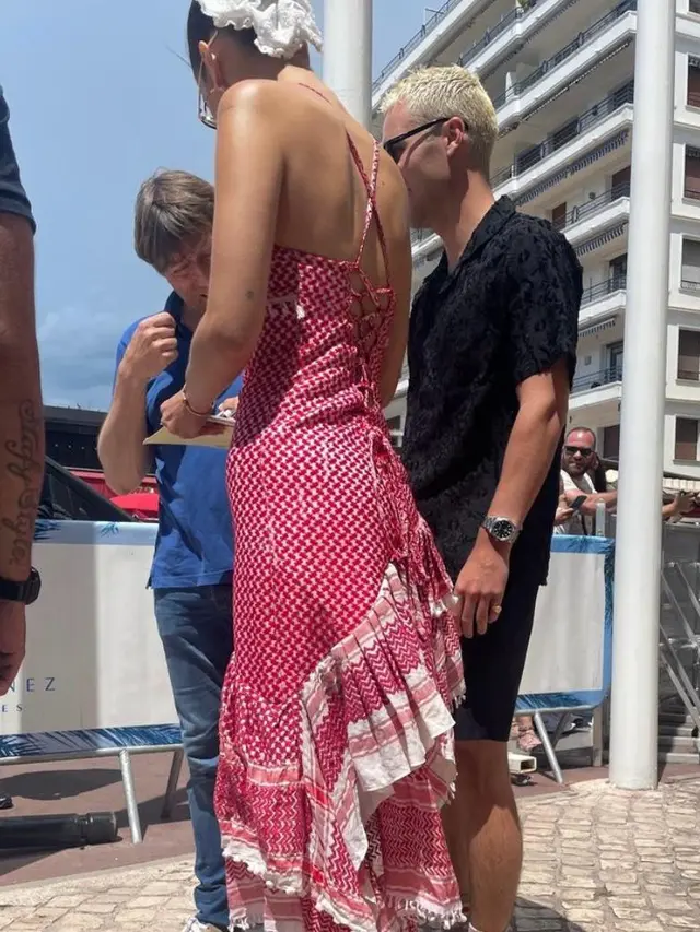 Gaya Unik Bella Hadid Pakai Dress Keffiyeh di Festival Film Cannes 2024