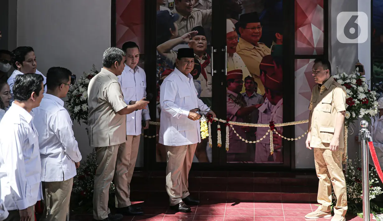 Ketua Umum Partai Gerindra Prabowo Subianto saat meresmikan Kantor Badan Pemenangan Presiden Partai Gerindra di Jalan Letjen S Parman, Jakarta, Sabtu (7/1/2023). Prabowo menyatakan, kader-kader Gerindra harus menyiapkan rencana untuk turun ke akar rumput guna menyerap harapan dan mempelajari kesulitan yang dialami rakyat. (Liputan6.com/Faizal Fanani)