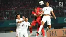 Bek Indonesia, Hansamu Yam berebut bola udara dengan pemain Hong Kong, Ming Lau pada pertandingan terakhir Grup A sepak bola Asian Games 2018 di Stadion Patriot Candrabhaga, Senin (20/8). Indonesia menang 3-1. (Kapanlagi.com/Agus Apriyanto)