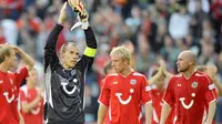 Hanover&#039;s goalkeeper Robert Enke applauds with his teammates after Bundesliga match Hanover 96 vs FC Bayern Munich in Hanover on September 27, 2008. Hanover won the match 1-0. AFP PHOTO/PHILIPP GUELLAND