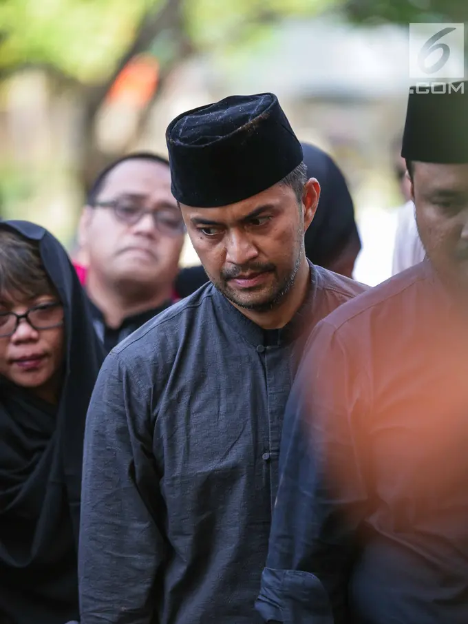 Tabur Bunga Rachmawati Soekarnoputri di Pusara Sang Suami Benny Soemarno