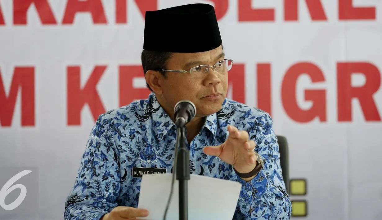 Ronny Sompie saat memberikan keterangan pers di di Kementerian Hukum dan Ham, Jakarta, Jumat (28/10). Pihak Imigrasi juga telah mendeportasi sebanyak 3.159 orang asing yang ketahuan melanggar aturan. (Liputan6.com/JohanTallo)
