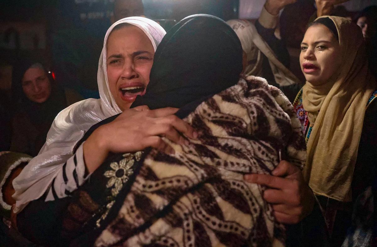 FOTO: Pelukan Haru Menyatukan Kembali Warga Gaza yang Terpisah Bertahun Tahun Akibat Serangan Israel