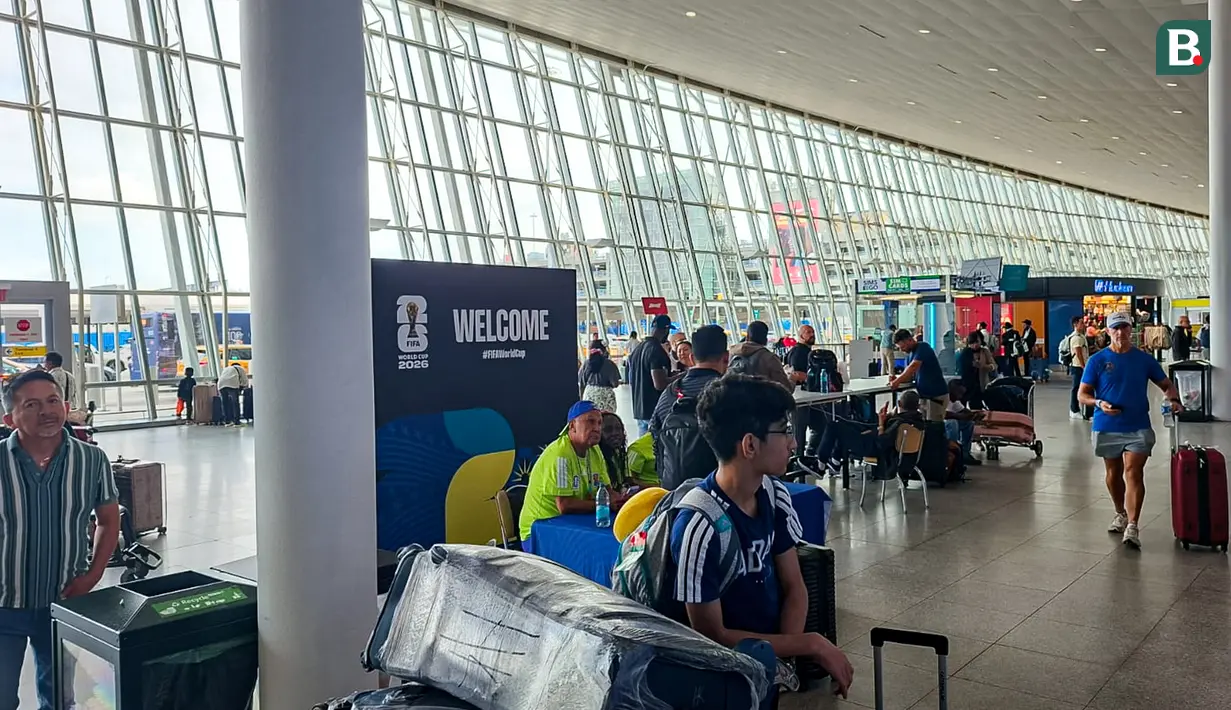 Setibanya di bandara JFK, saya tidak bisa langsung bersantai. Antrean di imigrasi sudah mengular panjang. Tetapi, saya beruntung karena proses keimigrasian berjalan smooth, tak ada pertanyaan-pertanyaan aneh, dan lima menit kemudian, saya di-approved masuk ke Amerika Serikat. (Bola.com/Hery Kurniawan)