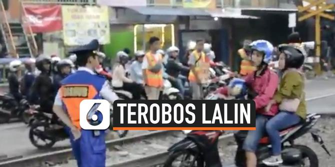 VIDEO: Viral, Pengendara Motor Terobos Lintasan Kereta Api Bandung