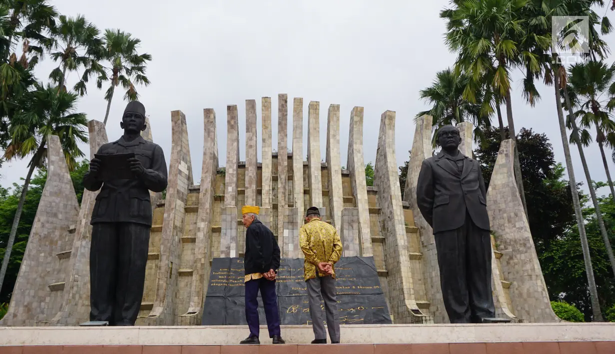 Dalijan (77) dan Kawit (94) mendapat kesempatan untuk memenuhi keinginannya saat berkunjung ke Tugu Proklamasi, Jakarta, Jumat (10/11). Apresiasi ini merupakan program Kementerian BUMN RI dan PT. BNI Tbk pada peringatan Hari Pahlawan. (Liputan6.com/Riki)