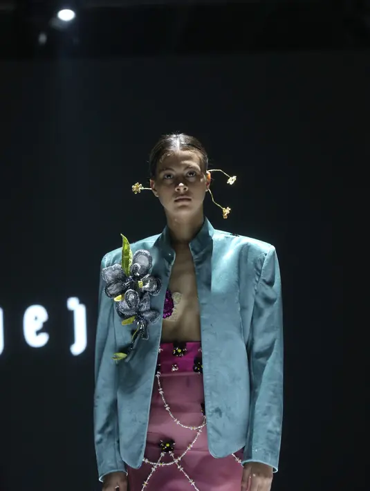 Total ada  20 looks yang terdiri dari beragam pilihan busana berbahan beludru, hadir dalam bentuk jaket berpotongan crop, kebaya panjang, dan kimono. [Dok/Fimela/Adrian Utama P].