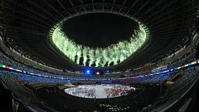 Kembang api di sekitar Stadion Olimpiade saat upacara pembukaan Olimpiade Tokyo 2020, di Tokyo, pada 23 Juli 2021. Ben STANSALL/AFP
