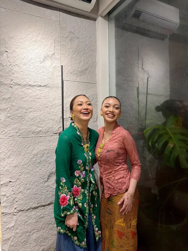 Tampilan Kompak Nola B3 dan Naura Ayu Dibalut Kebaya Nuansa Cerah, Rayakan Kartini