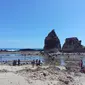 Batu karang menyerupai layardi Pantai Tanjung Layar, Sawarna,Banten. (Liputan6.com/Sunariyah)