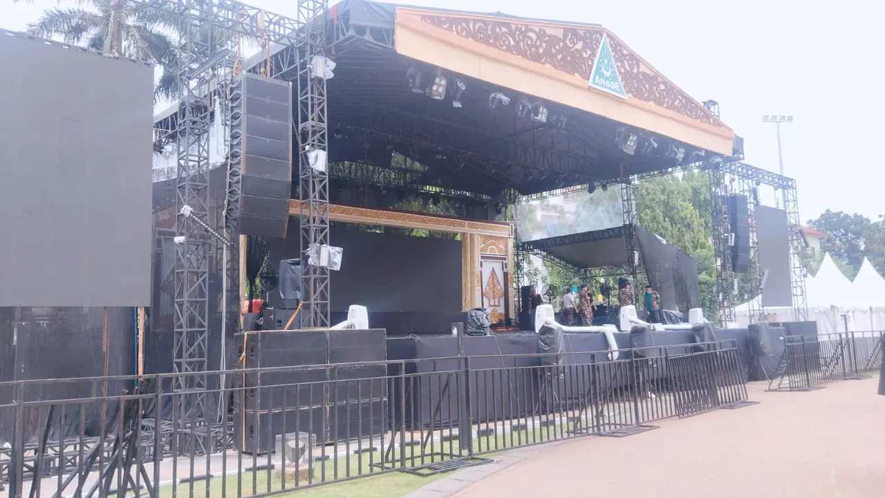 Panggung pengajian bareng Gus Iqdam bersama Pemerintah Kota Depok dan masyarakat di Lapangan DOS, Balai Kota Depok. (Liputan6.com/Dicky Agung Prihanto)