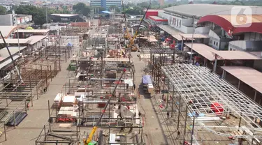 Pekerja sedang membangun rangka baja di JIExpo, Kemayoran, Jakarta, Rabu (7/6/2023). (Liputan6.com/Herman Zakharia)