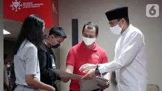 Tokoh inspirator entrepreneur Sandiaga Uno menyerahkan beasiswa KAHMIPreneur kepada pelajar dan mahasiswa terdampak Covid-19 di Jakarta, Kamis (14/5/2020). Beasiswa diberikan dengan kriteria memiliki jiwa wirausaha, prestasi akademik yang berasal dari zona merah. (Liputan6.com/HO/Bon)