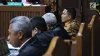 Bupati nonaktif Bener Meriah, Ahmadi (kanan) saat menjalani sidang lanjutan dugaan suap alokasi dan anggaran Dana Otonomi Khusus Aceh di Pengadilan Tipikor, Jakarta, Senin (15/10). Sidang mendengar keterangan saksi. (Liputan6.com/Helmi Fithriansyah)