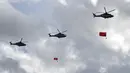 Bendera China (kanan) dan Hong Kong (tengah) diterbangkan dengan helikopter saat upacara untuk memperingati 23 tahun penyerahan Hong Kong dari Inggris ke China di Hong Kong, Rabu (1/7/2020). Hong Kong menandai 23 tahun penyerahan dari Inggris ke Cina pada 1 Juli. (Anthony WALLACE/AFP)