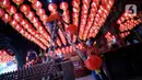 Pekerja memasang lampion pemberian umat di Klenteng Boen San Bio, Tangerang, Kamis (28/1/2021). Sebanyak 800  lampion dipasang untuk mempercantik Klenteng jelang perayaan Tahun Baru Imlek. (Liputan6.com/Angga Yuniar)