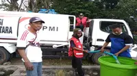 Palang Merah Indonesia (PMI) mengirimkan truk tangki air bersih untuk korban gempa dan tsunami Palu. (Palang Merah Indonesia)